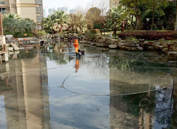 伊宁市景观池淤泥清理